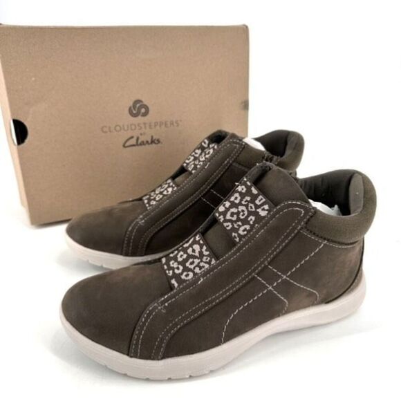 NIB Clarks Cloudsteppers Adella Bend Women's Ankle Bootie Dark Olive Size 8.5 - Picture 1 of 9